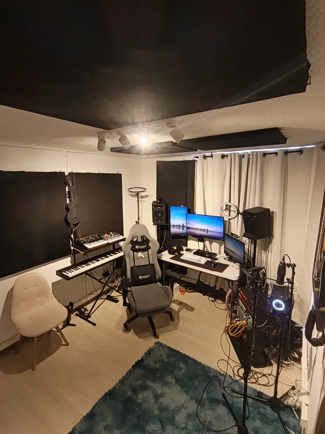 Estudio Clancy: puesto de producción con teclados, sintetizadores, monitores de referencia y paneles acústicos